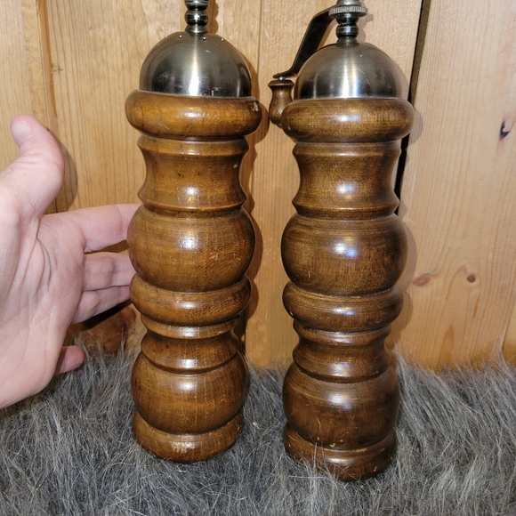 Vintage Gail craft wooden salt shaker and pepper mill - Picture 3 of 8